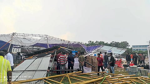 वादळी वाऱ्यांमुळे शहराच्या अनेक भागांत झाडे व फांद्या तुटून पडल्या