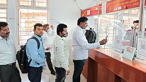 नाशिक : क्यूआर कोडचा वापर करताना ग्राहक