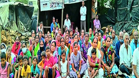 पुनर्वसनाच्या मागणीसाठी स्थानिकांनी ठिय्या मांडला आहे.