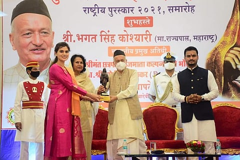 अंकिता पाटील ठाकरे यांचा सत्कार करताना राज्याचे राज्यपाल भगतसिंह कोश्यारी.
