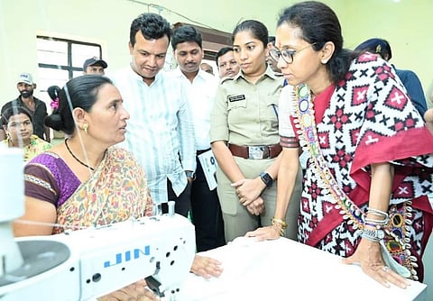 पोलिस अधीक्षक तेजस्वी सातपुते यांचे कौतुक करून पूर्वीची आणि सध्याच्या कौटुंबिक परिस्थितीबद्दल खासदार सुप्रिया सुळे यांना सांगताना ‘ऑपरेशन परिवर्तन’मधील महिला.