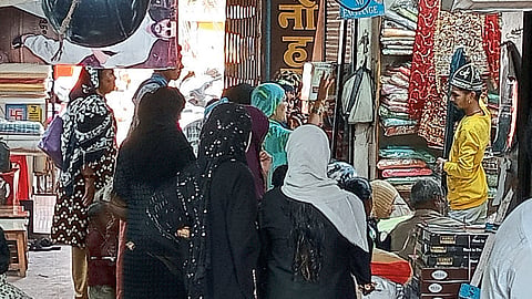 Crowds in the market for Ramadan Eid shopping Enthusiasm among professionals Nashik News