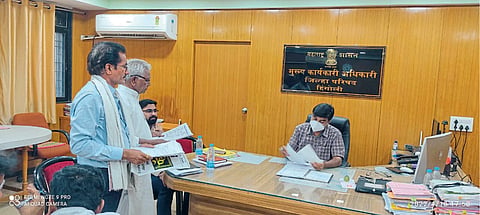 जिल्हा परिषदेचे मुख्य कार्यकारीअधिकारी संजय दैने यांना निवेदन दिले आहे