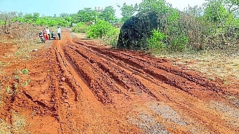 चिखलाचा सामना करीत लोकांचा प्रवास!