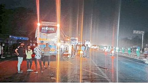 Jalgaon Unauthorized stops of private bus on highway