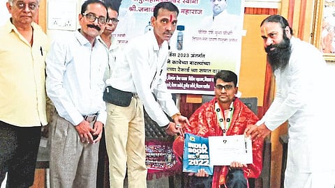 दिव्यांगाच्या कलाकृतीची ‘इंडिया बुक रेकॉर्ड'कडून दखल
