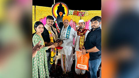 'माऊली अनाथाश्रम निराधार सेवा ट्रस्ट' राजेंद्र पोकळे स्मरणार्थ मुलगा आकाश मुलगी अपूर्वा कड व जावई यश कड यांनी संस्थेस ५३ हजार रुपयांची आर्थिक मदत केली.