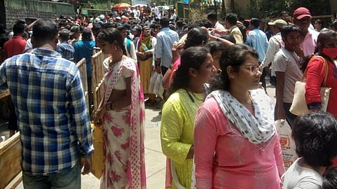 प्राणीसंग्रहालयात वाघीण पाहण्यासाठी झालेली पर्यटकांची गर्दी.
