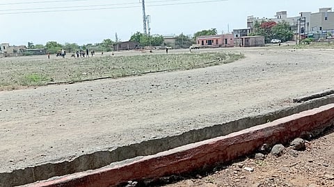 संकुल धूळ खात