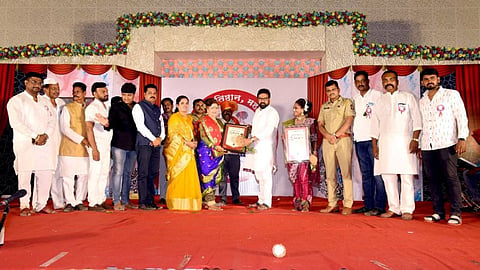 लावणीसम्राज्ञी सुरेखा पुणेकर व मेघा घाडगे यांना पुरस्कार प्रदान करताना आमदार अतुल बेनके.