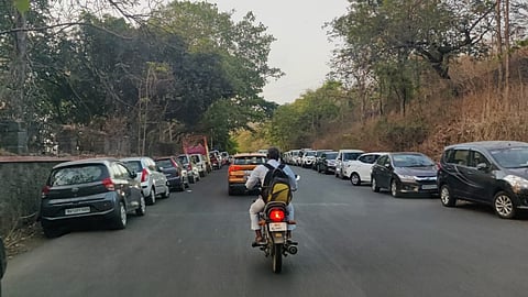 शनिवार व रविवार या सुट्टीच्या दिवशी पर्यटकांची संख्या लाखोंच्या घरात असते.