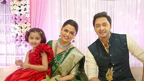mazhi tujhi reshmigath : neha and yash engagement photo