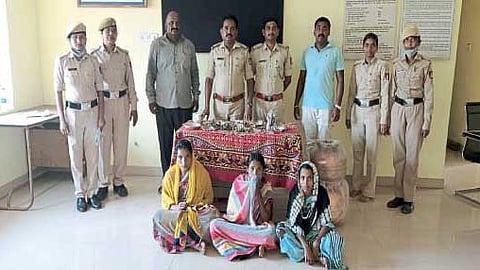 अटक करण्यात आलेल्या संशयितांसह पोलिस अधिकारी.