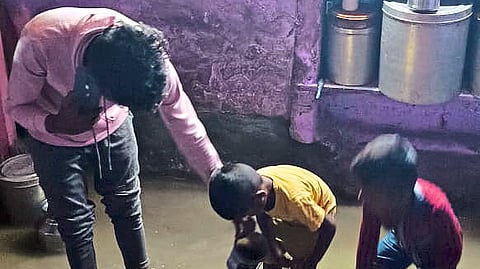 मातंगवाड्यातील घरात शिरलेले गटारीचे सांडपाणी