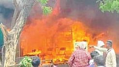 nanded taroda Naka fire at Mattress house chicken shop