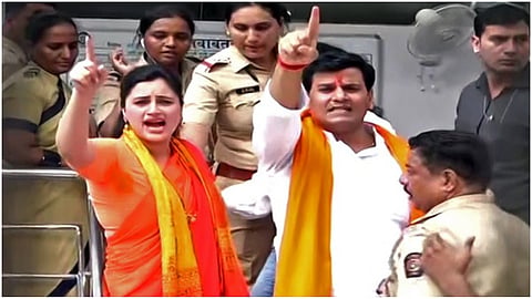 राणा दाम्पत्याचा मातोश्रीबाहेर हनुमान चालिसाचा आग्रह धरल्यानं शिवसैनिकांसोबत मोठा संघर्ष झाला होता. त्यामुळं कायदा-सुव्यवस्था बिघडू नये यासाठी पोलिसांनी राणा दाम्पत्याला ताब्यात घेतलं होतं. (फोटो - ट्वीटर)