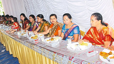 womens eating first in wedding