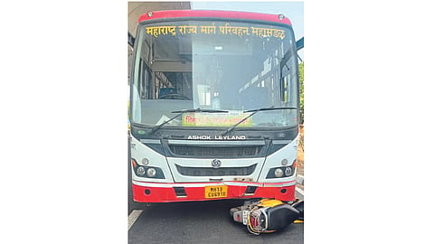 नाशिक : बसच्या चाकाखाली आलेली दुचाकी.