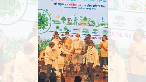 team of shendurni nagarpanchayat receiving award from deputy CM Ajit Pawar & environment minister aditya thackeray