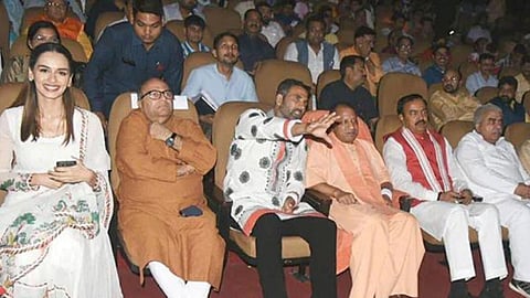 Yogi Adityanath Watches Movie With Akshay Kumar