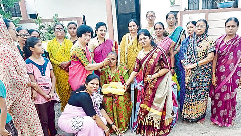 सीमा पाटील यांच्या कपाळाला कुंकू, तसेच बांगड्या, मंगळसूत्र, जोडवे घालून, ओटी भरून सन्मान
