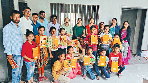 teacher gave pens to students on their first day