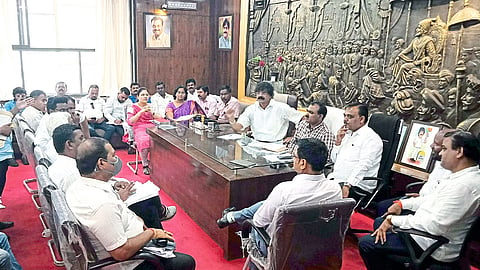 Pradeep Karpe, Devidas Tekale, Anup Aggarwal, Anil Nagmote etc. were present at the meeting held on Tuesday on various issues in the Municipal Corporation.