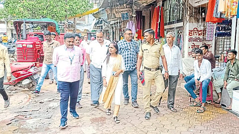 Jalgaon Municipal Commissioner Vidya Gaikwad reviewing encroachment proceedings in Phule Market