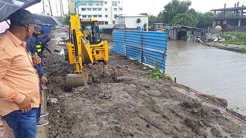 आयटी पार्कच्या रस्त्यावर नदी ओसरली; मात्र, शेतींला आले तळ्याचे स्वरूप