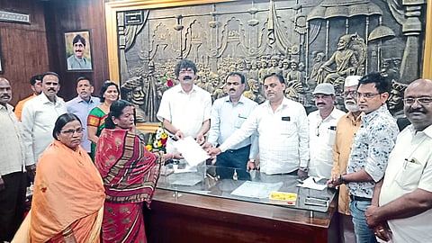 Mayor Pradeep Karpe, Anup Agarwal, Devidas Tekale while giving the appointment letter to the daily wage employee in the Municipal Corporation. Neighboring corporators and officials.