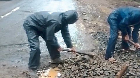 potholes work doing by nmc workers in rain