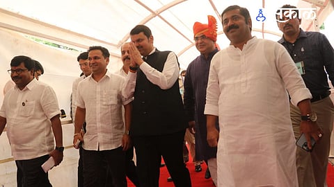 विधानसभा अध्यक्ष निवडणुकीसाठी सभागृहात जाताना उपमुख्यमंत्री देवेंद्र फडणवीस, राम कदम व इतर.