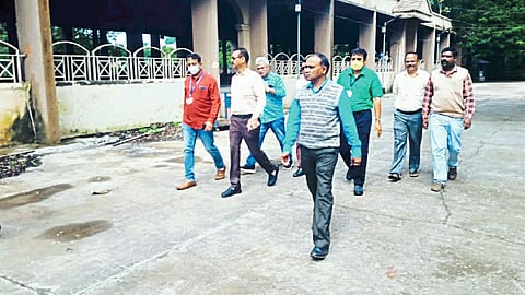 Municipal Commissioner Ramesh Pawar and officials while inspecting the problems.
