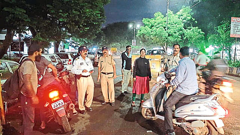 Police Blockade Latest marathi news