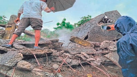 Shed collapsed on pyre itself during Cremation in Jamshedpur
