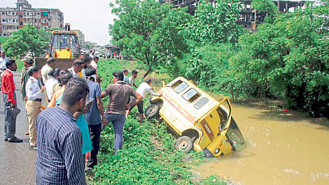 Nagpur road pits School van accident