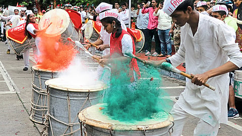 On the occasion of the Amrit Mahotsav of Independence, young men and women of the Shivtal Dhol troupe while throwing orange, white and green colors on the drum on Tuesday.