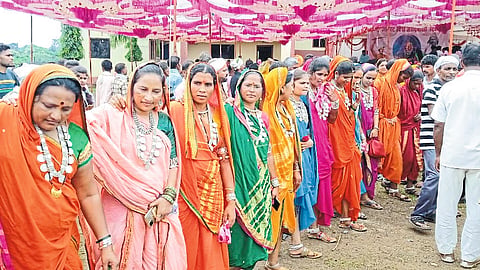 Women of Satpuda dancing in traditional dress at Molgi