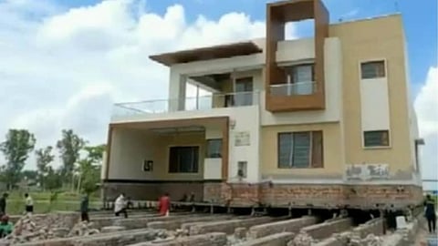दीड कोटीचे घर आले महामार्गाच्या मध्ये; शेतकऱ्याने केली अजब युक्ती