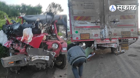 Citizens evacuate the injured from the accident Mahindra Thar.