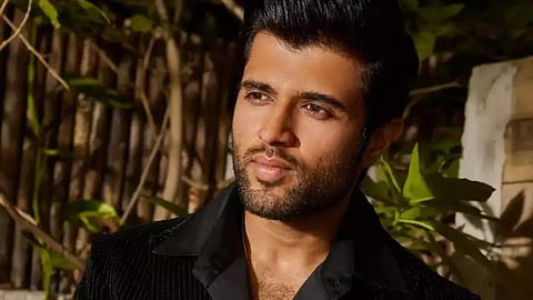 Vijay Deverakonda fails to impress fans as he arrives for liger promotions in rickshaw.
