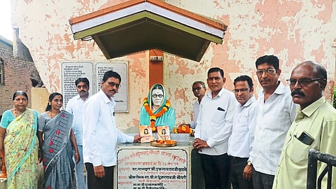 Kishore Chaudhary, Shalini Chaudhary, Savita Chaudhary etc. felicitated poetess Bahinabai Chaudhary on her birth anniversary on Wednesday.
