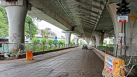 The Wadala Naka to Mumbai Naka route has been disrupted due to the leak of the flyover