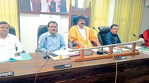 Mayor Pradeep Karpe, Commissioner Devidas Tekale, Deputy Mayor Anil Nagmote, Municipal Secretary Manoj Wagh were present in the general assembly held on Wednesday.