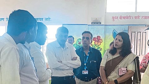 On the occasion of the visit, Saili Palkhedkar, Mr. Golait, Ashlesha Bua, Milind Babar, Pallavi Ghule, Sameera Yewle etc