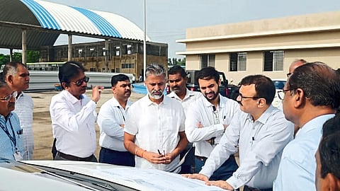 Commissioner while inspecting the multi model plan. Chandrakant Poolkundwar, Maharail and Metro officials.