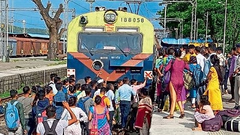 Protest at Roha Station Chiplun-Diwa passenger was stopped angry passengers