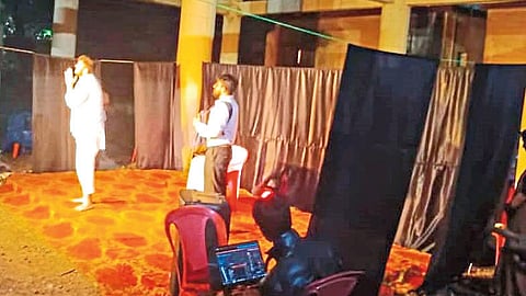 chalo safar kare play scene