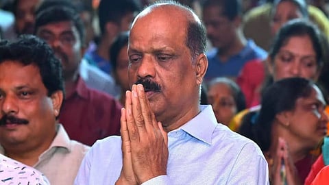 MLA Sada Saravankar appeared on MNS stage Shiv Sena and Shinde factions clashed in Dadar