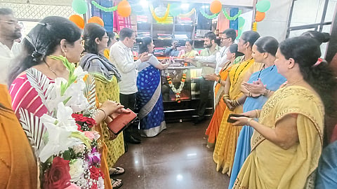 Uma Khapre, Sangeeta Gaikwad, Girish Palve, Manda Phad, Shilpa Parnerkar and women while inaugurating Paithani Dalna at railway station.